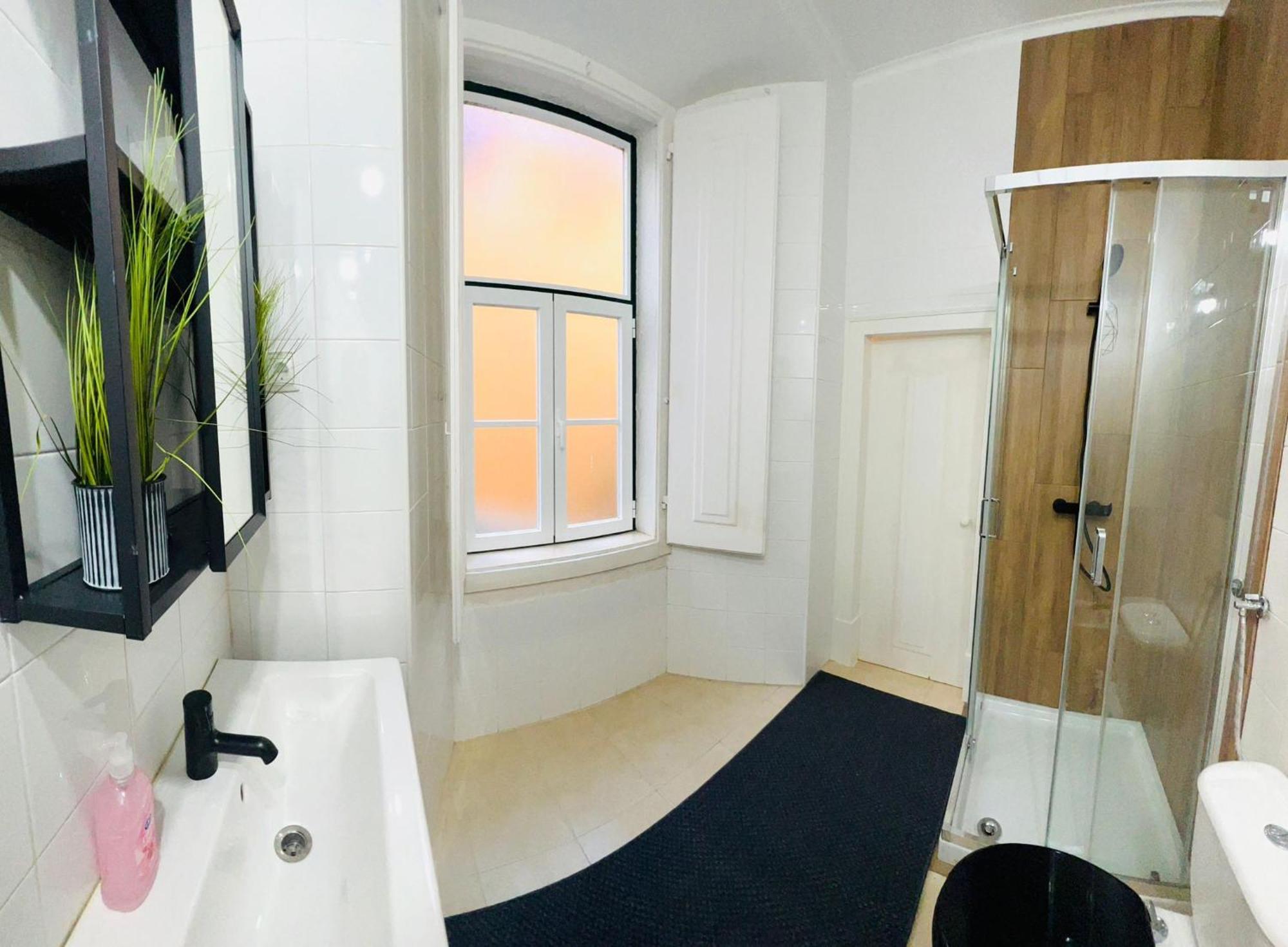 Luxury Rooms, Location In The *